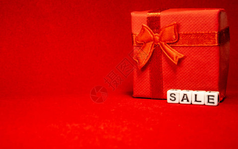 带有白字母立方体和礼品盒的红色背景上的背景图片