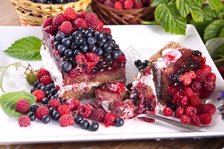 奶油蛋糕新鲜草莓和蓝莓甜点美味图片