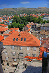 低矮建筑的城镇景观背景图片