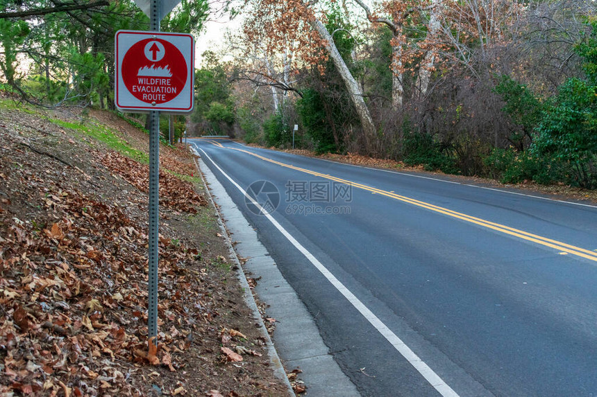 带有前方箭头的红色野火疏散路线标志加利福尼亚州双向乡村公路上自愿或强制出口的正图片