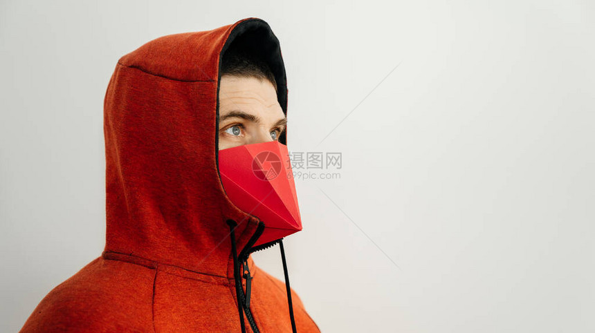 流行病和冠状感染的概念一个戴着红色头巾的男人和一个浅色均匀背景上图片