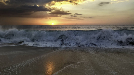 葡萄牙北海滩纳扎雷海滩岸的海上日落图片