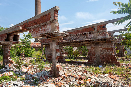 严重损坏和被摧毁的废弃建筑物中的建筑栏和梁柱图片