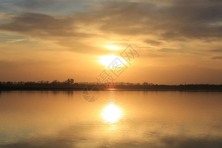 在湖水面的明亮的日落图片