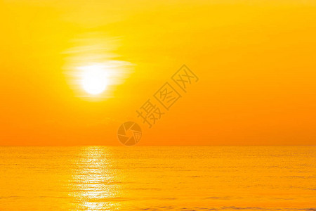 日落或日出时有海和沙滩背景图片