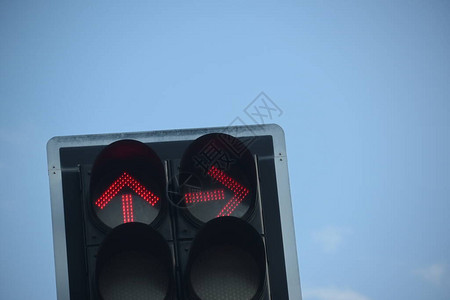 红绿灯箭头信号停止前进并右转图片