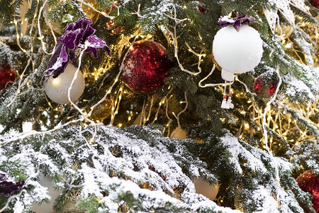 圣诞树上的白色红色球和植绒背景图片