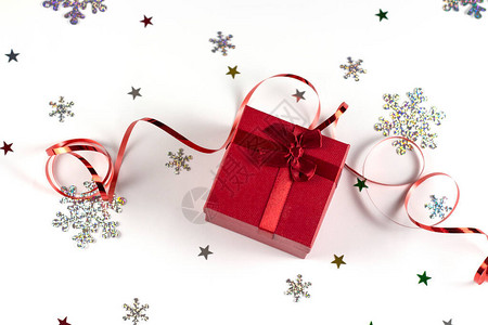 新年和圣诞节圣诞贺卡背景白色背景上的红色礼物礼物和红丝带雪花隔图片