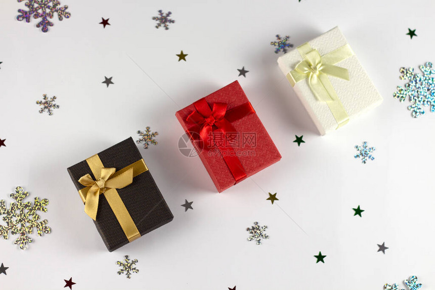 节日圣诞节背景新年和圣诞节圣诞贺卡背景白色背景上的三件礼物礼物雪花隔图片