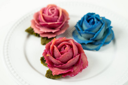 白豆沙手工玫瑰花月饼图片