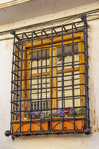 西班牙雷克纳老房子窗中的金属框架图片