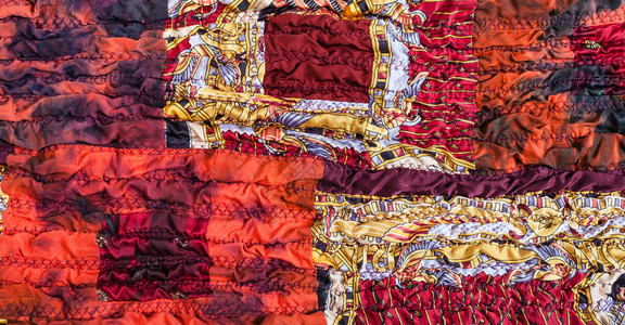 缝合皱巴的红棕色拼布围巾的装饰品图片