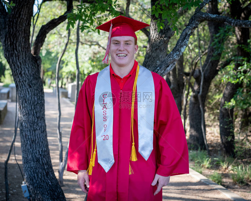 英俊红头的年轻男子为高中毕业照片摆布图片