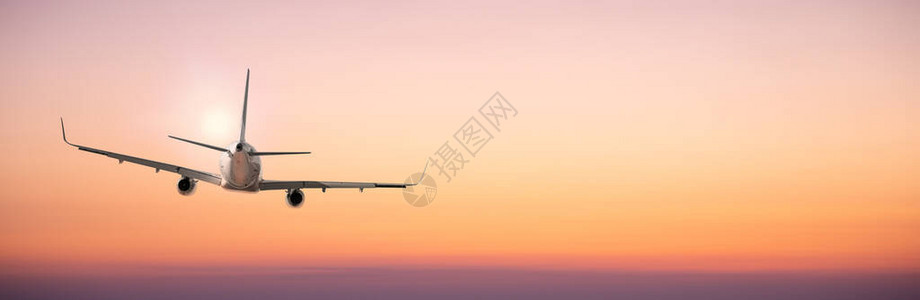 商业飞机在云层上空飞行的后视镜Tex图片