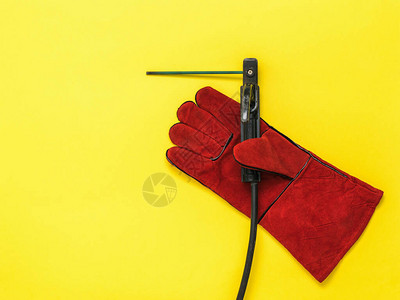 焊接机的手套和焊接电极焊接操作的图片