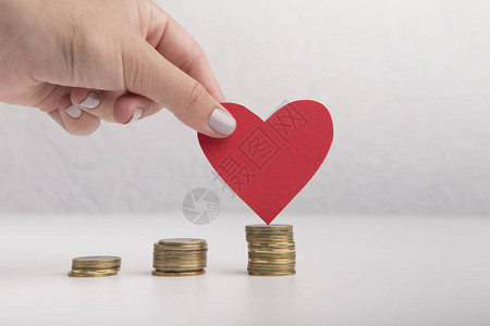 在一叠硬币上的爱情概念图片