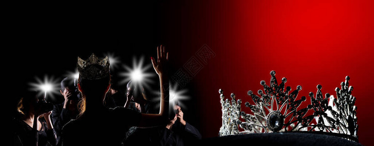 世界选美小姐选美世界大赛银钻冠在黑色枕头上闪发光图片