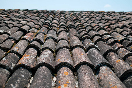 原瓷砖和天花板屋顶的旧瓷图片