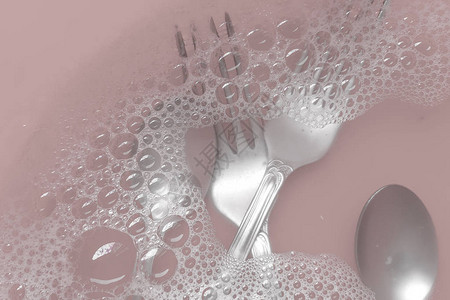 在水中冲洗叉子和勺子在碗里加图片