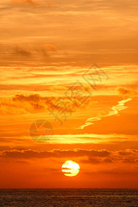 日落与橙色火热的太阳图片