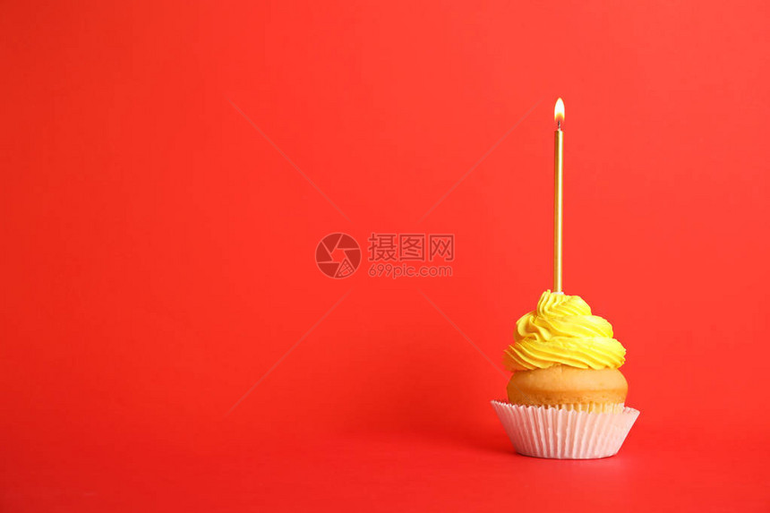 生日蛋糕上面有红背景的蜡图片