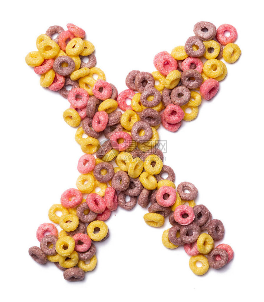 英文字母的字母X来自白色孤立背景上的粉红色薄片由甜早餐谷物制成的食物模式儿童商店图片