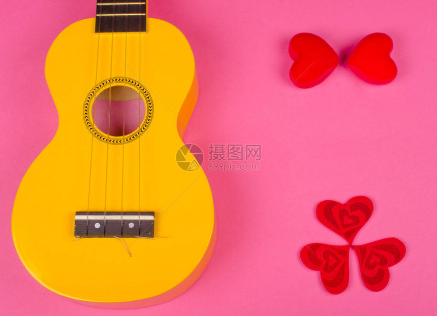 红心与明亮的粉红背景爱歌概念之光黄乌鲁勒吉他图片