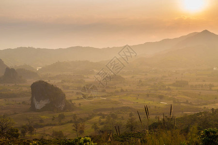 自然景观山峰日出云彩多图片