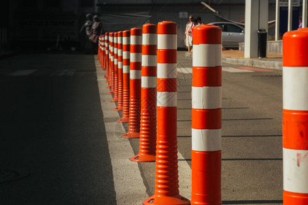 2019在柏油路上用带反光颜料的塑料柱制成的屏障柱子分隔对面车道图片