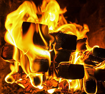 在壁炉火炉宏指令中燃烧木柴图片