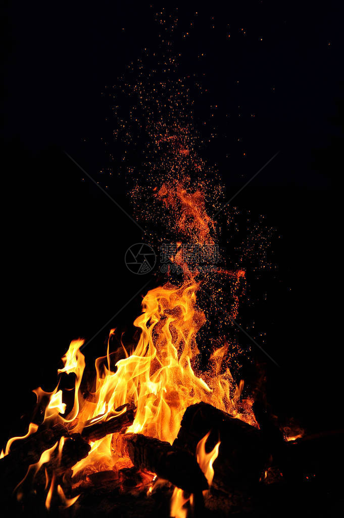 燃烧的火焰和黑夜火花的火焰在图片