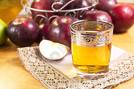 苹果汁在玻璃和新鲜图片