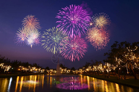 五颜六色的烟花庆祝和城市夜光背景背景图片