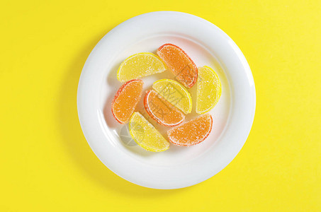 黄底的柑橘类水果片面色顶层视图图片