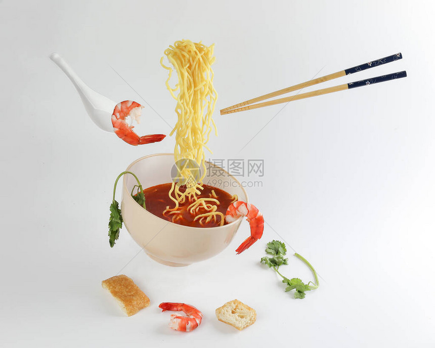 黄海鲜虾芫荽叶面汤用勺和筷子虾芫荽叶豆腐在空中悬浮图片