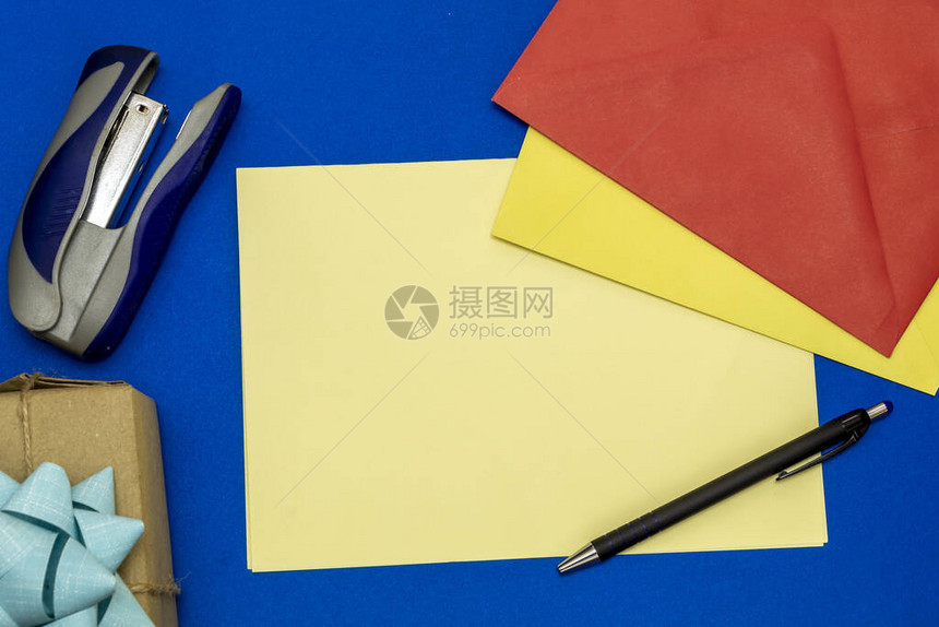 使用有色内容Pencil空白纸换文字礼品盒和蓝背图片