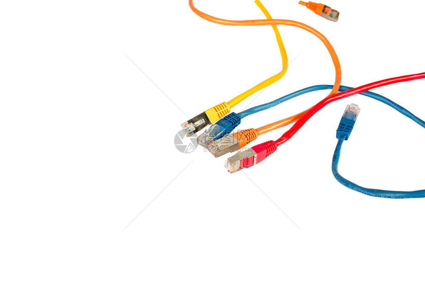 用于计算机网络的多色电缆孤立在白色背景红蓝黄橙铭文的地图片