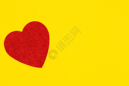 红心在黄色感觉上物质背景复制您的爱情或浪漫信息空背景图片
