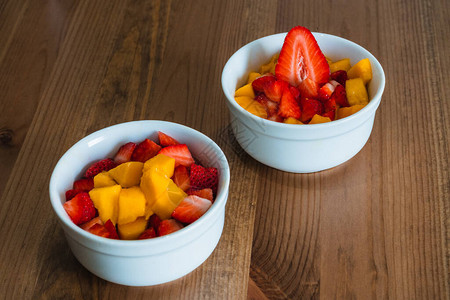 芒果和草莓水果混合在一张木桌上图片