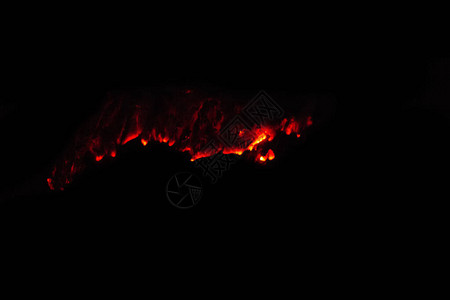 红色橙色和黄色的火焰横穿黑色背景火焰像波浪一样图片