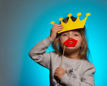小可爱的皇后黄色皇冠和红色嘴图片