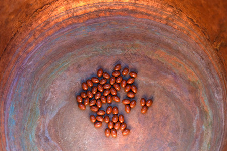 铜锅底部的棕色药丸铜氧化绿图片