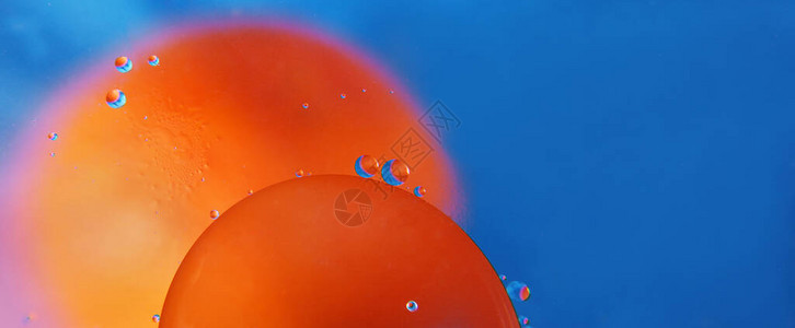 抽象空间背景水中油滴橙色和蓝色背景图片