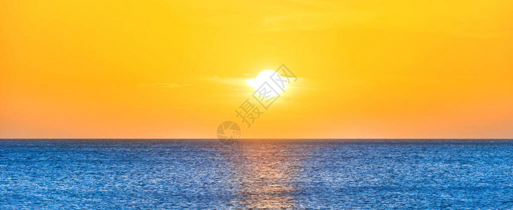 美丽的日落海景的全景图片
