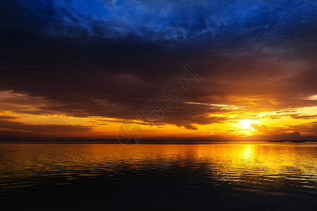 湖边的日落天空金图片