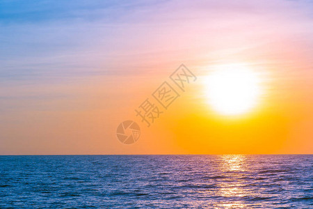 美丽的海洋景色以在日出或日落时休闲旅行图片