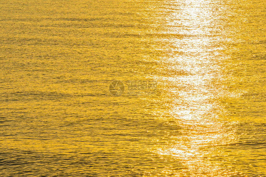 阳光在大海和洋水面上的美丽海景图片