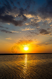 傍晚时分湖上美丽的日落场景图片
