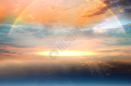 天空和日落五颜六色的彩虹颜色蓝粉红色黄云彩天际线景观背景图片