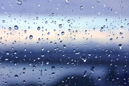 雨后窗玻璃上的水滴图片